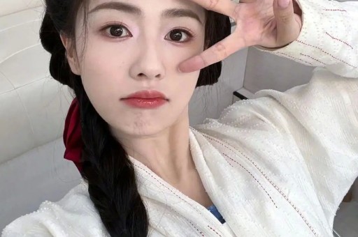 迪丽热巴生图曝光才33岁就妈味儿十足当众张俪却输麻了