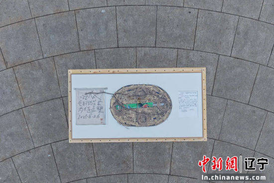 大连原创行为艺术《吃瓜》再出新篇 公益性拍卖《吃瓜》支持足球事业